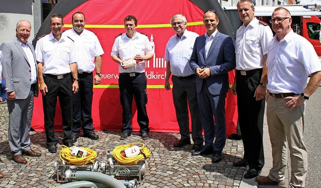 Spendenbergabe: Die Feuerwehr bekommt vom Frderverein zwei Spezialpumpen.  | Foto: Stadt Waldkirch