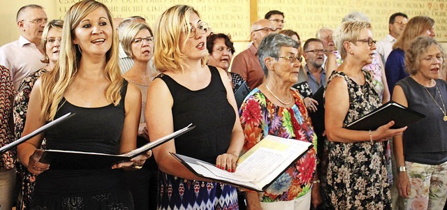 Die Sngerinnen und Snger vom Eichene...220; Kirche ein Geburtstagsstndchen.   | Foto: Anja Bertsch