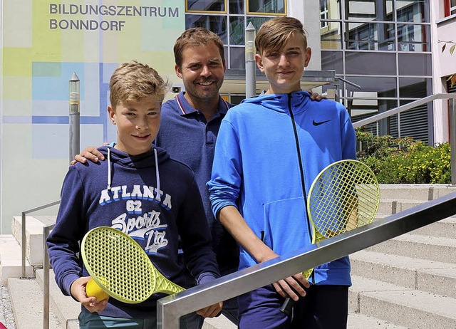 Sportlehrer  Nils Boll (Mitte) freut s...at bis ins Viertelfinale in Konstanz.   | Foto: Gudrun Deinzer