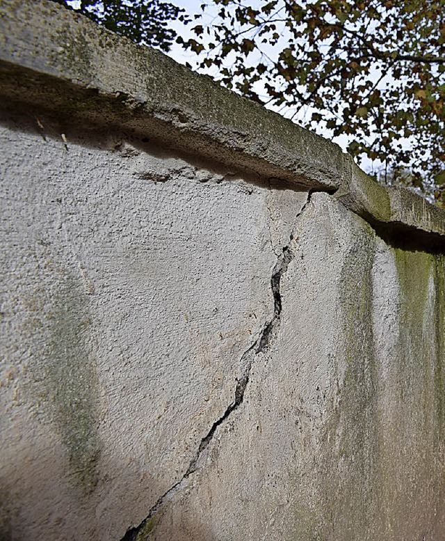 Risse in der denkmalgeschtzten Mauer.   | Foto: Julia Trauden