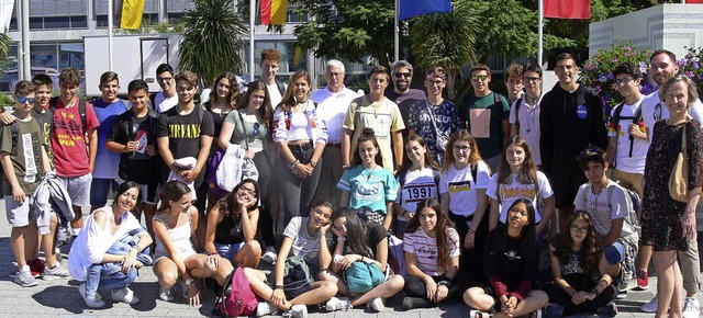 Die Besucher aus Spanien wurden vor dem Weiler Rathaus von OB Dietz empfangen.   | Foto: Mller