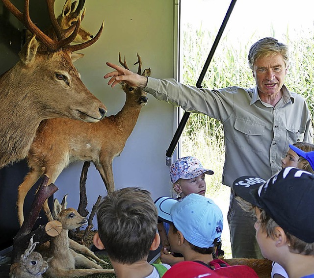 Matern von Marschall  mit den Schulkindern  | Foto: Lena Roser