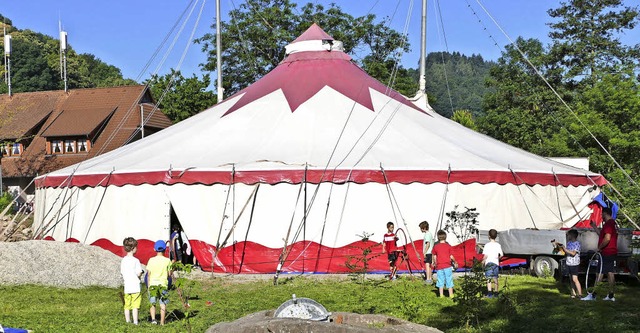 Das groe Zirkuszelt des Circus Piccol...ht fr die Schulkinder im Glottertal.   | Foto: Lena Roser