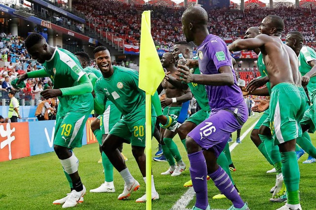 Grn ist die Hoffnung: Senegals Spiele...l nach dem Fhrungstreffer gegen Polen  | Foto: dpa