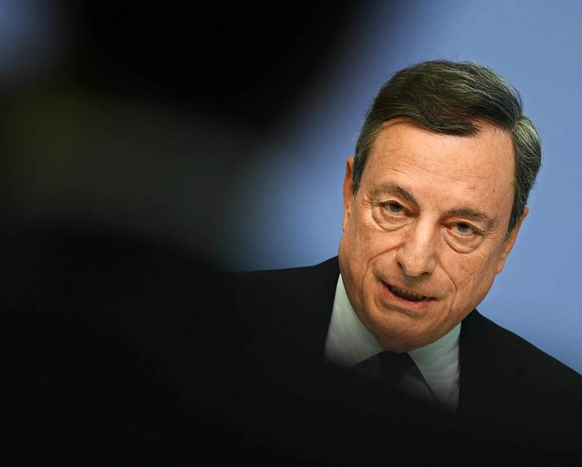 EZB-Prsident Mario Draghi bleibt seinem Kurs des billigen Geld treu.   | Foto: dpa