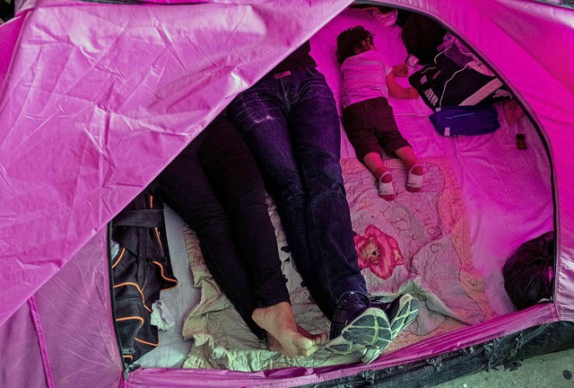 Eine Migrantenfamilien auf der mexikanischen Seite der Grenze zu den USA  | Foto: afp