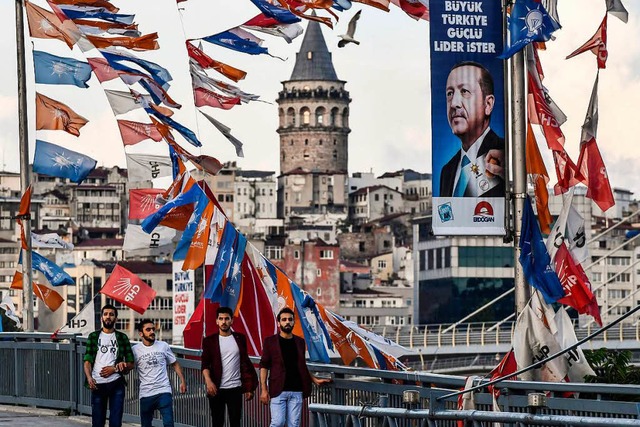 Wahlkampf in Istanbul: In der Nhe des...sparte CHP neben einem Erdogan-Banner.  | Foto: AFP