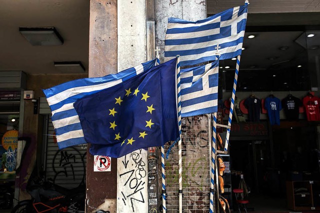 Die Fahnen der EU und Griechenlands  | Foto: dpa
