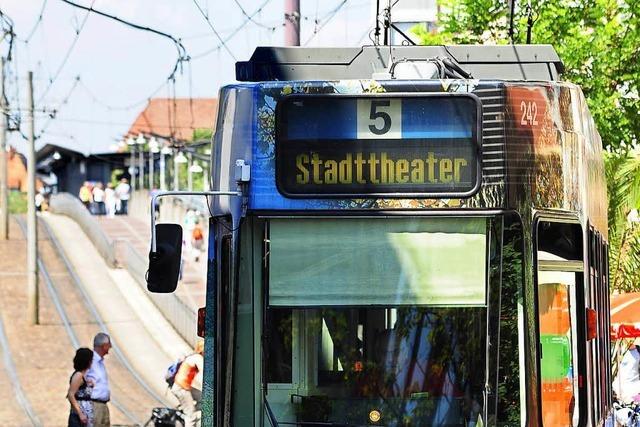 Polizei nimmt Mann fest, der in Straenbahn auf Kontrolleure losging