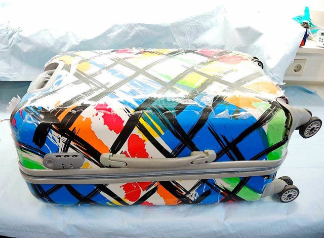 Dieser Koffer lag mit heraushngenden Kabeln vor einem Dner-Imbiss in Wehr.   | Foto: Polizei
