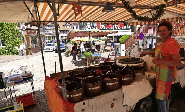 Der Markt vor dem Rathaus. Beate Brude...  Umzug  auf den Marienplatz begren.  | Foto: Klaus Fischer