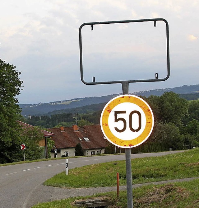 Noch fehlen die Ortsschilder in Oberal... die in der Mainacht entfernt wurden.   | Foto: Manfred Dinort