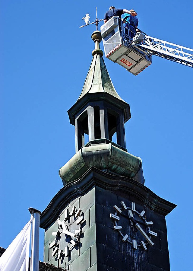 Der zweite Versuch: mit Drehleiter dem Glockenturm  auf die Pelle zu rcken.   | Foto: Sylvia-Karina Jahn