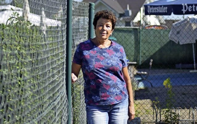 Silvia Wendlinger vor dem Vereinsheim des TuS Schuttern    | Foto: Julia Trauden