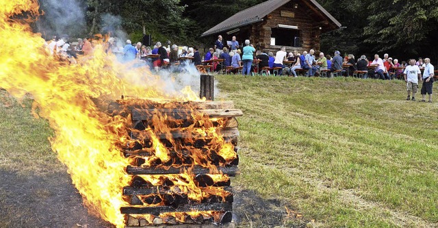 Vor dem brennenden Holzsto feierten d...en Gste den lngsten Tag des Jahres.   | Foto: Edgar Steinfelder