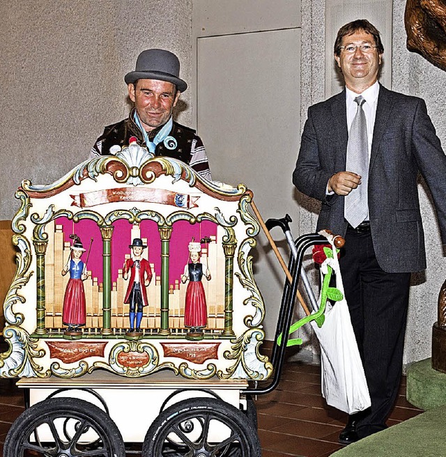 Stadtorgler Karl-Heinz Kury spendet de...0 Euro fr die Glockenstuhlsanierung.   | Foto: Zahn