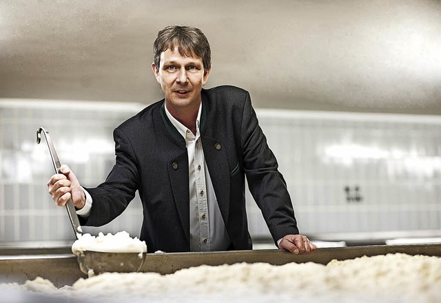 Oliver Kurth am Braukessel,  in dem se...tmeisterliches Bier hergestellt wird.   | Foto: Privat