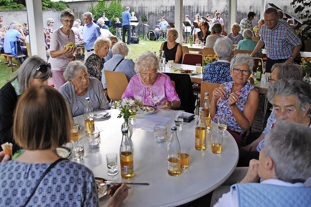 Das Angebot, im Domhof Gegrilltes und ... zu genieen, nahmen viele Weiler an.   | Foto: Sedlak