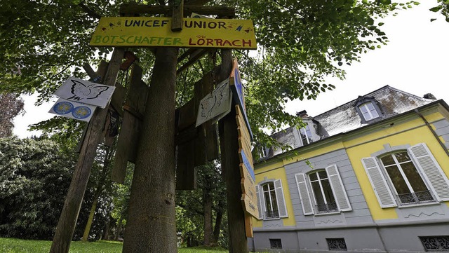 Mit einem gestalteten Baum macht das L...n Teil der Menschenrechte aufmerksam.   | Foto: Jonas Hirt