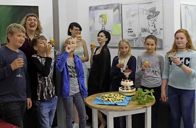 Die jungen Knstler stoen auf ihre Ausstellung an.   | Foto: Schule