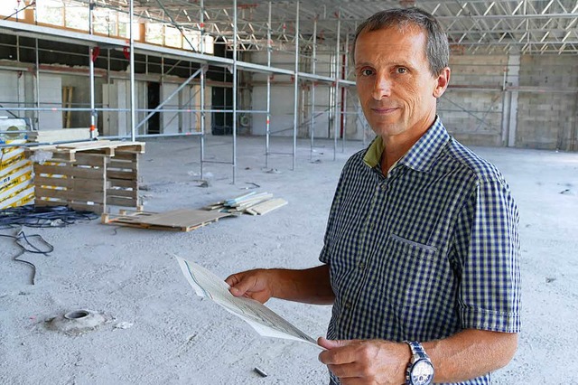 Bauamtsleiter Bruno Mller steht in de... im Juli den neuen Sportboden bekommt.  | Foto: Max Schuler