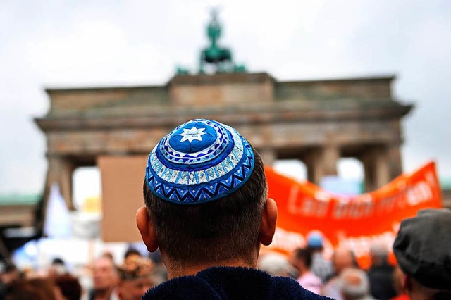 Kundgebung gegen Antisemitismus vor dem Brandenburger Tor in Berlin (Archivbild)  | Foto: dpa