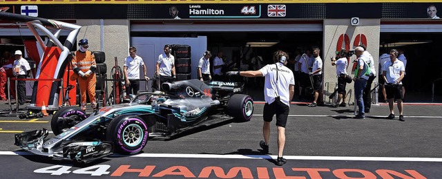 Lewis Hamilton verlsst die Box whren... Circuit Paul Ricard in Le Castellet.   | Foto: AFP