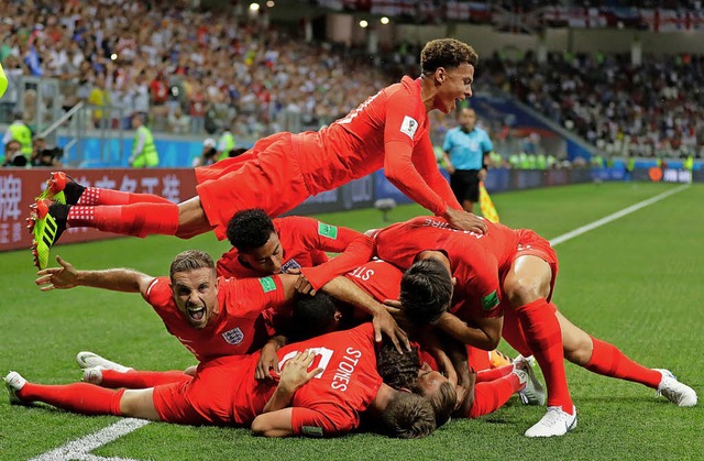 Haufen: Die Englnder bejubeln den Siegtreffer gegen Tunesien.   | Foto: dpa