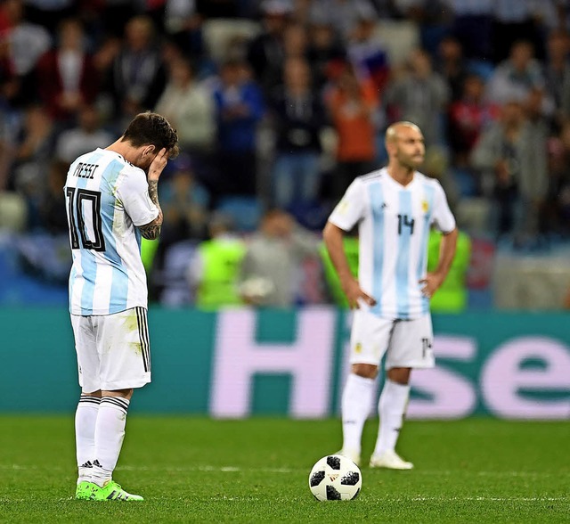 Den Trnen nahe: der Argentinier Messi...h dem ersten kroatischen Gegentreffer   | Foto: dpa