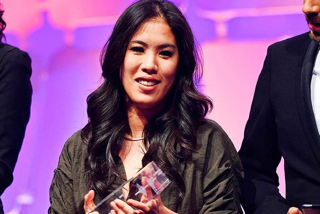 Mai Thi Nguyen-Kim  nimmt den Preis in...uot;Wissen und Bildung&quot; entgegen.  | Foto: dpa