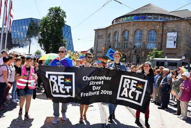 Bis zu 8000 CSD-Teilnehmer ziehen friedlich durch die Innenstadt - Verkehrschaos bleibt aus