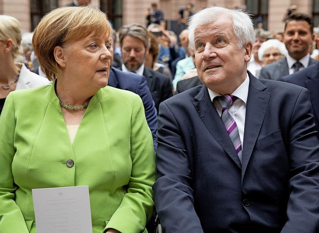 Zerbricht an ihnen die Regierung? Angela Merkel und Horst Seehofer   | Foto:  dpa