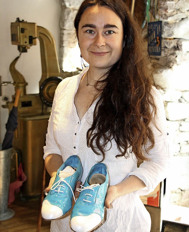 Alles handgemacht: Rebecca Posselt in der Staufener Schuh- und Lederwerkstatt.   | Foto:  Christine Speckner