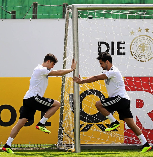 Mesut zil (links) und Ilkay Gndogan bei Dehnbungen   | Foto:  DPA