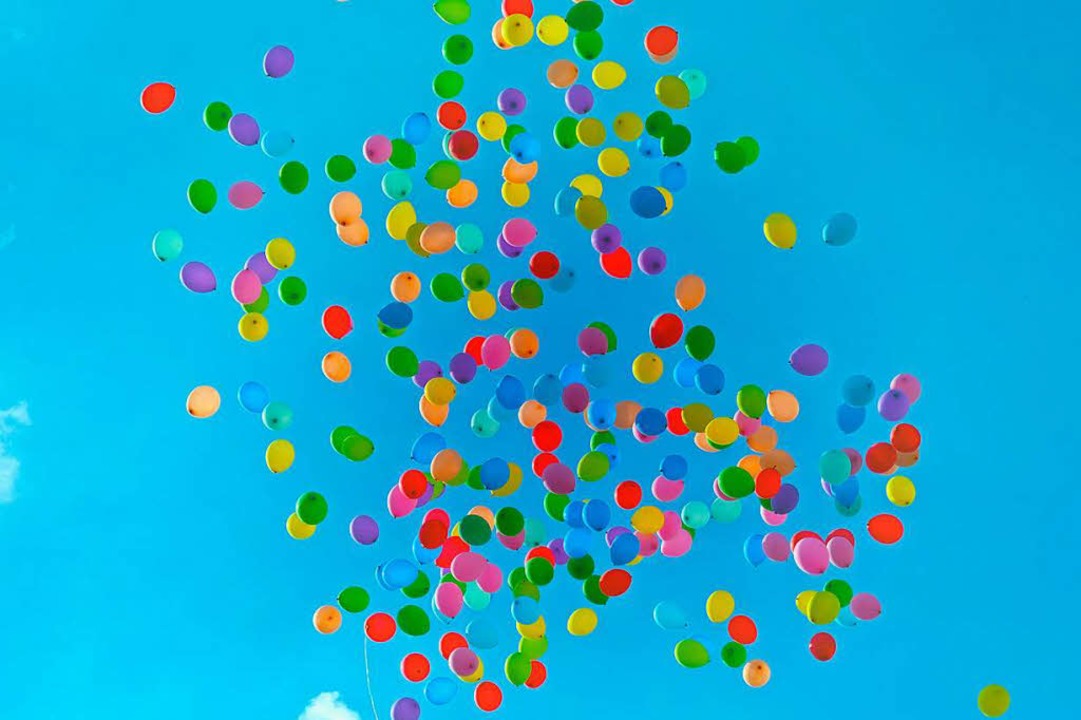 Symbolbild: 1,4 Millionen Luftballons ...nd gen Himmel &#8211; kein guter Plan.  | Foto: Luca Upper (unsplash.com)