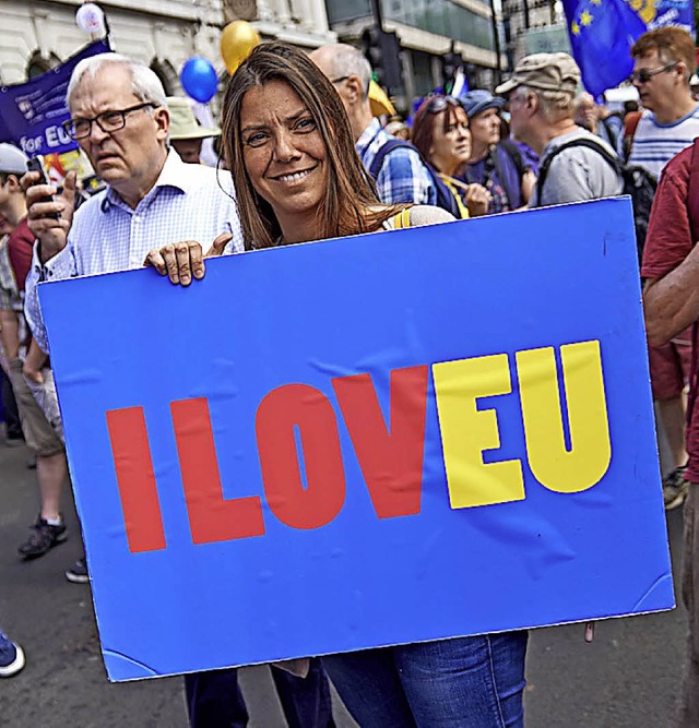 Brexit-Gegnerin gestern bei der Grodemo in London.  | Foto:  Afp