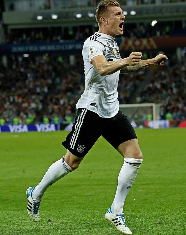 So sieht Erleichterung aus: Toni Kroos...einem Siegtreffer gegen die Schweden.   | Foto:  AFP