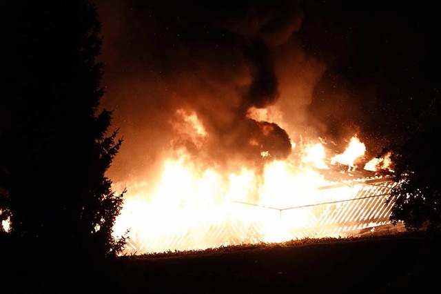 Lichterloh brannte in der Nacht von Fr...ch ungeklrter Ursache im Carport aus.  | Foto: Hans-Jrgen Hege