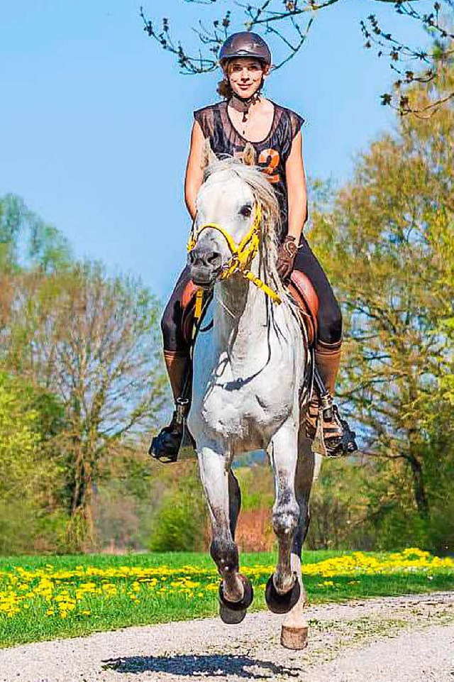 Tanja Tritsch auf ihrem Hengst Om El Bahir  | Foto: Jan Kirschnick