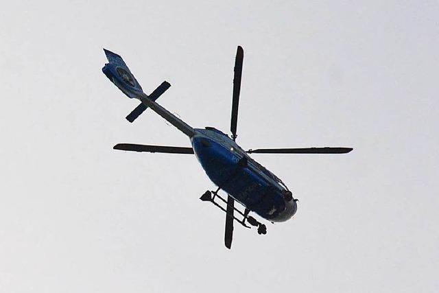 Helikopter hilft bei der Suche nach vermisster Person