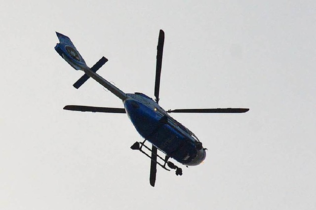 Gut eine Stunde kreiste der Helikopter...nd der Sucheinsatz abgebrochen wurde.   | Foto: Lauber