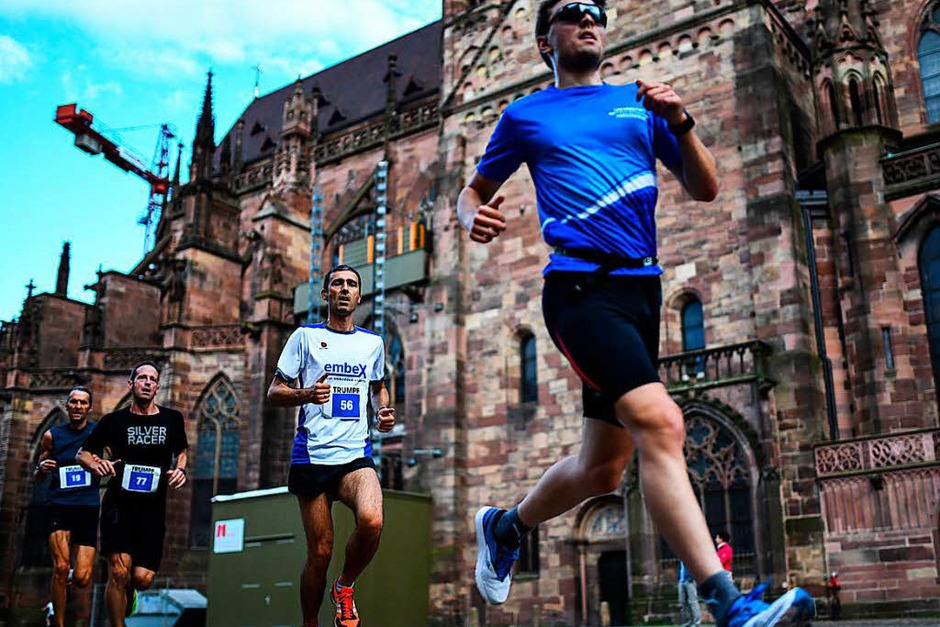 Rund 2200 Läuferinnen und Läufer kurvten bei der Freiburger Laufnacht durch die Gassen und über Kopfsteinpflaster ums Münster. (Foto: Patrick Seeger) Rund 2200 Läuferinnen und Läufer kurvten bei der Freiburger Laufnacht durch die Gassen und über Kopfsteinpflaster ums Münster. (Foto: Patrick Seeger)