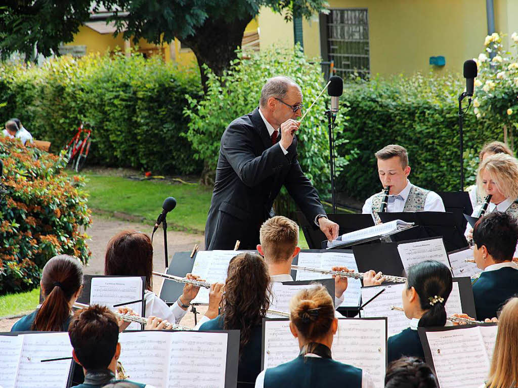 Fr die rund 70 Musiker der Stadtmusik musste die Schurthplatzbhne verlngert werden. Klaus Stoy dirigierte.