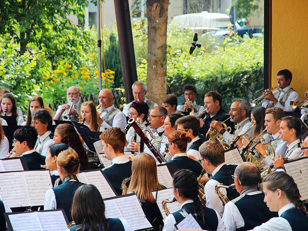 Dicht an dicht saen die rund 70 Stadtmusiker auf der Schurthplatz-Bhne.