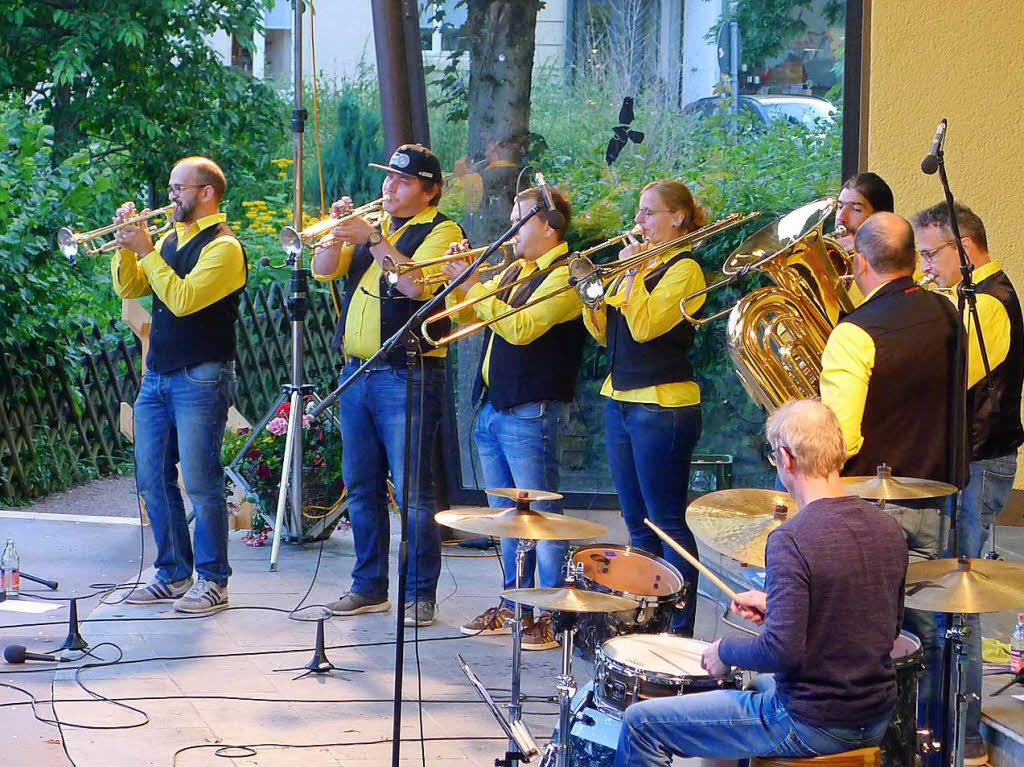 "Des Brasst scho" unterhielt  mit Funky-Wlder-jazz-Pop am Schurthplatz.