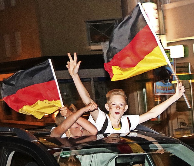 Die berbordende Freude nach dem Zitte...reiche Fans am Straenrand bejubelten.  | Foto: Martha Weishaar