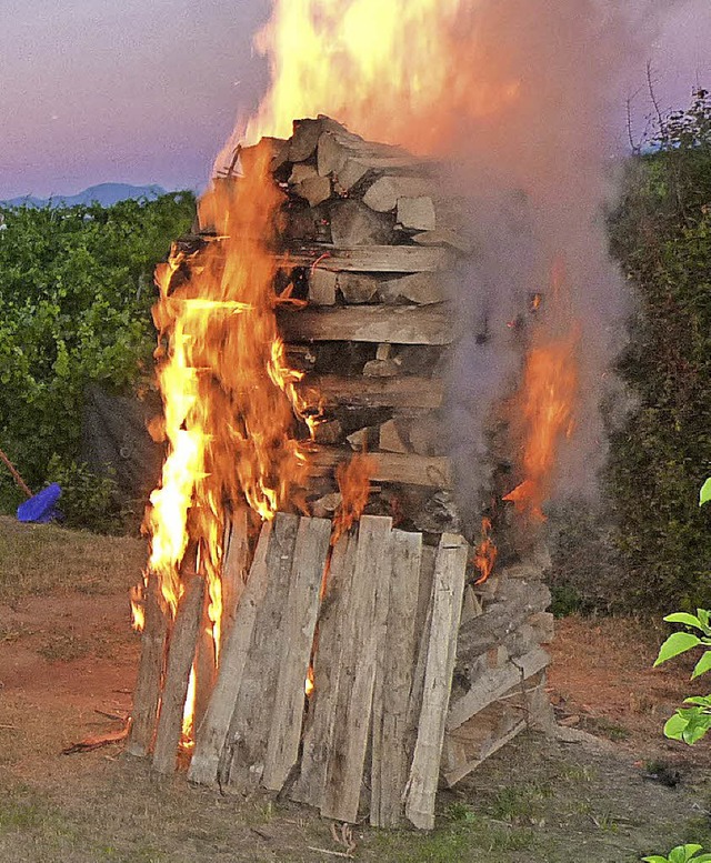 Krftig loderten die Flammen auf dem Eckartsberg.  | Foto: Weirich