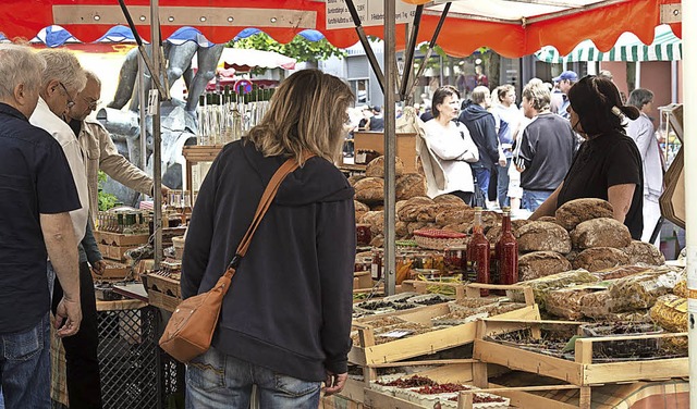 Der deutsch-franzsische Bauernmarkt h...ie Einzelhandelsgeschfte zu besuchen.  | Foto: Volker Mnch