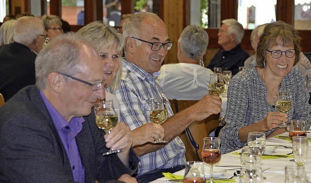 Lieen sich den Wein schmecken: die Be...reinsgemeinschaft in der Auberghalle.   | Foto: Barbara Rderer