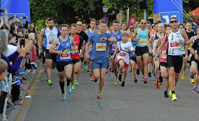 Startschuss fr den Zehn-Kilometer-Lau...t, die Zuschauer zcken Handykameras.   | Foto: Pressebro Schaller/Beate Zehlne-Lehmann